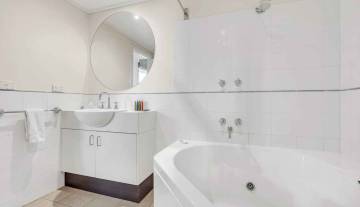 White-Crystal-216-03.jpg